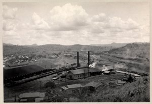 Vista del patio de trenes y edificios industriales cerca de la construcción del Canal de Panamá de Byron Company